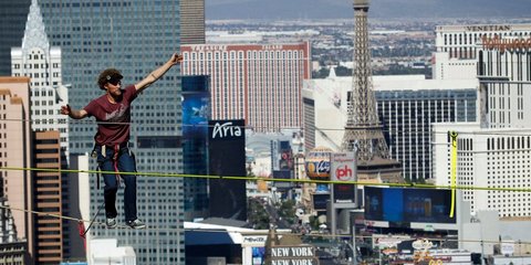 Προφανώς του αρέσει η θέα από ψηλά. Πολύ ψηλά μάλιστα, αφού ο Αντι Λιούις περπάτησε πάνω σε ένα τεντωμένο σχοινί στο ύψος του 63ου ορόφου κτιρίου στο Λας Βέγκας. Εννοείται πως έκανε ρεκόρ. Πόσοι να έχουν διασχίσει 110 μ. σε ύψος 146 μέτρων;