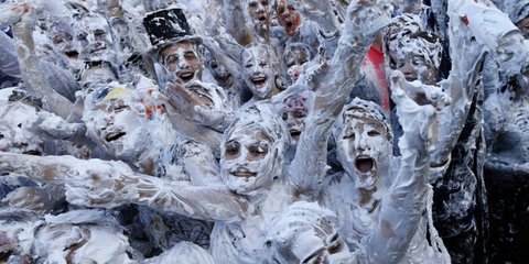 Φοιτητές του διάσημου πανεπιστημίου του St. Andrews της Σκωτίας γεμάτοι αφρούς, το... καταδιασκεδάζουν!