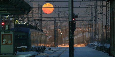 Λάρισα, ο χιονισμένος σιδηροδρομικός σταθμός -Φωτογραφία: Intimenews/ΚΥΔΩΝΑΣ ΓΙΩΡΓΟΣ