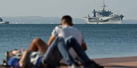 Ρομαντζάδα με φόντο την ναυαρχίδα του 6ου Αμερικανικού Στόλου στη Θεσσαλονικη -Φωτογραφία: INTIMEnews / INTIMEsports