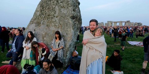 Εκατοντάδες επισκέπτες καλωσόρισαν το θερινό ηλιοστάσιο στο Στόουνχετζ στη Βρετανία -Φωτογραφία: EPA/KIM LUDBROOK