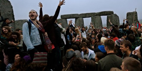 Χιλιάδες New Agers και νεοπαγανιστές συγκεντρώθηκαν και φέτος, όπως κάθε χρόνο, στο προϊστορικό μνημείο του Στόουνχεντζ στην Αγγλία για ένα ολοήμερο και ολονύκτιο πάρτι προκειμένου να γιορτάσουν το θερινό ηλιοστάσιο.  Φωτογραφία: Eurokinissi /AP Photo/Lef