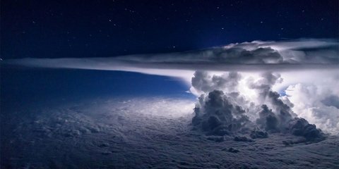 Καταιγίδα σε εξέλιξη στον Ειρηνικό Ωκεανό, τραβηγμένη από πιλότο στα 37.000 πόδια / Φωτογραφία: Santiago Borja/Instagram 