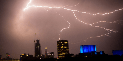 Καλοκαιρινή καταιγίδα χτυπάει το Λονδίνο: Καύσωνας και κεραυνοί στη Βρετανική πρωτεύουσα