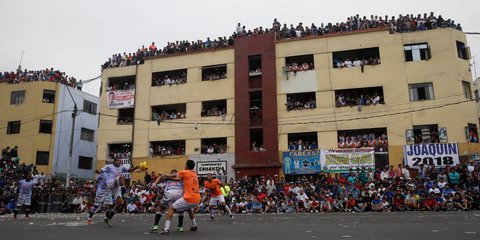 Ποδόσφαιρο δρόμου στη Λίμα του Περού – Οι θεατές πλήρωσαν 2 δολάρια για μια θέση στα διπλανά μπαλκόνια -Φωτογραφία: AP Photo/Martin Mejia