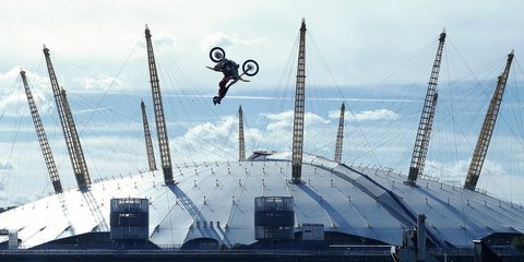 Επαγγελματίας κασκαντέρ πηδά τον Τάμεση με μοτοσυκλέτα κάνοντας ανάποδη τούμπα στον αέρα -Φωτογραφία: AP Photo/Alastair Grant