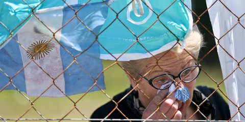 Δάκρυα για τους αγνοούμενους στο υποβρύχιο της Αργεντινής που χάθηκε στον Ατλαντικό-Φωτογραφία: AP Photo/Esteban Felix)