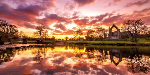 Μαγικό ηλιοβασίλεμα στις αποχρώσεις του μοβ