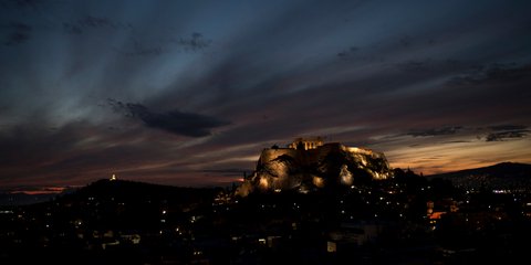 Τα χρώματα της δύσης και η Ακρόπολη μάγεψαν διεθνή πρακτορεία -Φωτογραφία: AP Photo/Petros Giannakouris