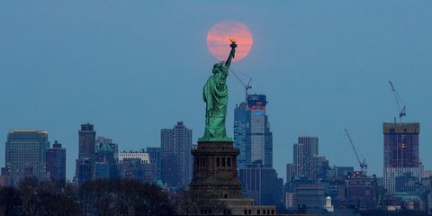 Η υπερπανσέληνος στη Νέα Υόρκη /Φωτογραφία: Getty