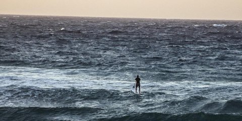 Για κάποιους το καλοκαίρι συνεχίζεται -Σερφ στην Ικαρία 