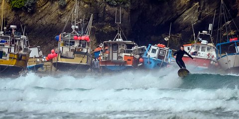 Σέρφινγκ... με φόντο βάρκες
