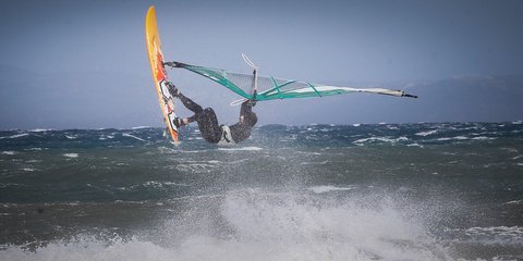 Κακοκαιρία «Ξενοφώντας», η χαρά του σέρφερ -Φωτογραφία: ΔΗΜΟΠΟΥΛΟΣ ΘΑΝΑΣΗΣ - Eurokinissi