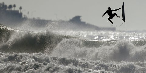 Στο Σαν Ντιέγκο της Καλιφόρνια ο σέρφερ δαμάζει τα επικίνδυνα κύματα παρά τις προειδοποιήσεις των αρχών -Φωτογραφία: AP Photo/Gregory Bull