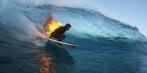 Αυτοπυρπολήθηκε και καβάλησε την σανίδα του surf