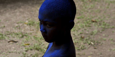 Η Ολλανδή φωτογράφος  Viviane Sassen βρέθηκε το καλοκαίρι του 2012 στο Σουρινάμ της Νότιας Αμερικής (πρώην ολλανδική αποικία) και αποτύπωσε στο φακό της μια ξεχασμένη φυλή που ζει δίπλα στα μαύρα και ταραγμένα νερά ενός ποταμού.