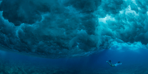 Κολυμπώντας με τα θηρία: Τρομακτικές βουτιές στα πελώρια κύματα της Χαβάης