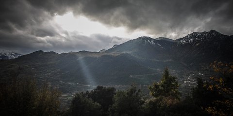 Το «παιχνίδι» του ήλιου με τα σύννεφα