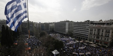 Τεράστια ελληνική σημαία κυματίζει στο Σύνταγμα