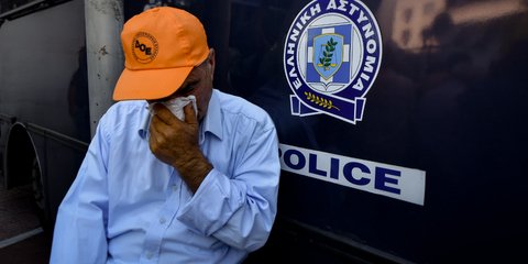 Τα ΜΑΤ έριξαν χημικά σε συνταξιούχους έξω από το Μαξίμου – Φωτογραφία: Ιntimenews