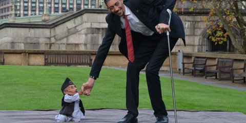 Οταν ο ψηλότερος άνθρωπος στον κόσμο συναντά τον κοντύτερο