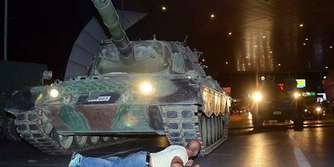 Συγκλονιστικό: Πέφτει στις ερπύστριες και σταματά τα τανκς των πραξικοπηματιών