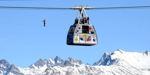 Ακροβατώντας πάνω από τα χιόνια του Mont Blanc στις Αλπεις