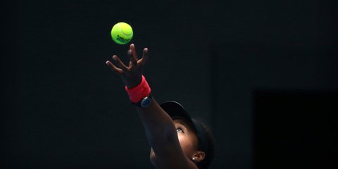 Ολη η στιγμή της έντασης την ώρα του σερβίς: Στιγμιότυπο από το Open τουρνουά τένις στην Κίνα -Φωτογραφία: AP Photo/Mark Schiefelbein