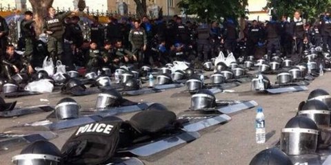 Συνεχίζεται η κοινωνική οργή στην Ταϊλάνδη με χιλιάδες διαδηλωτές να απαιτούν την απομάκρυνση της πρωθυπουργού, Γινγκλάκ Σιναουάτρα. Οι αστυνομικοί των δυνάμεων ασφαλείας έβγαλαν τον εξοπλισμό τους και τον έριξαν στο δρόμο εις ένδειξη αλληλεγγύης στους δι