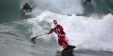 Ξεκίνησε το... σερφ ο Αγιος Βασίλης