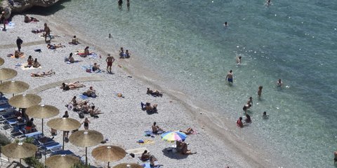 Ο πρόωρος καύσωνας έστειλε κόσμο στην παραλία της Αρβανιτιάς στο Ναύπλιο -Φωτογραφία: Eurokinissi-ΠΑΠΑΔΟΠΟΥΛΟΣ ΒΑΣΙΛΗΣ