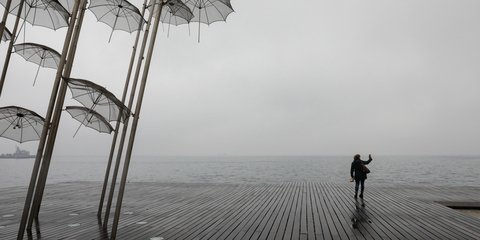 Υπέροχο χειμωνιάτικο σκηνικό στη Θεσσαλονίκη με φόντο τον Θερμαϊκό και τις ομπρέλλες Ζογγολόπουλου -Φωτογραφία: Konstantinos Tsakalidis / SOOC