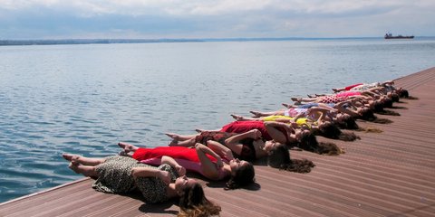 Δρώμενο από καλλιτεχνικό σχολείο στο λιμάνι της Θεσσαλονίκης -Φωτογραφία: Intimenews/ΜΩΥΣΙΑΔΗΣ ΓΙΑΝΝΗΣ