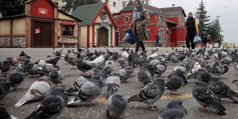 Κρύο με χριστουγεννιάτικο φόντο στην πλατεία Αριστοτέλους στη Θεσσαλονίκη -Φωτογραφία: Intimenews/ΤΟΣΙΔΗΣ ΔΗΜΗΤΡΗΣ