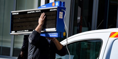 Στην κατάληψη του Πολυτεχνείου, αντιεξουσιαστής κουβαλά κομμάτι τηλεματικής στάσης λεωφορείου - Φωτογραφία: Intimenews/ΧΑΛΚΙΟΠΟΥΛΟΣ ΝΙΚΟΣ