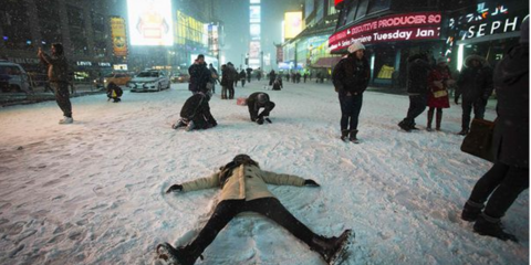 Φτιαχνοντας χιονο-αγγέλους στην Times Square