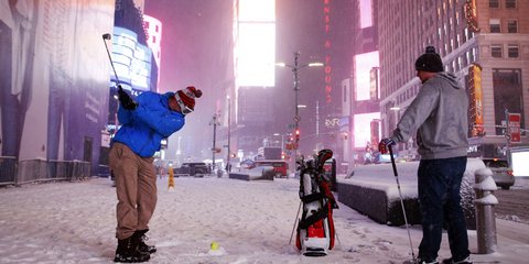 Γκολφ στην Times Square, μέσα στη χιονοθύελλα