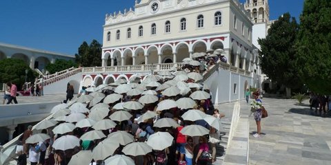 Εκατοντάδες προσκυνητές κρατώντας ομπρέλες στα χέρια κατέκλυσαν την Κυριακή τα σκαλιά του Πανίερου Ναού της Ευαγγελιστρίας στην Τήνο για την εορτή υψώσεως του Τιμίου Σταυρού.