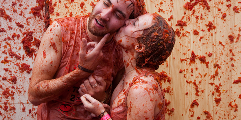 Κάθε χρόνο χιλιάδες τουρίστες τρέχουν στους δρόμους του Μπουνόλ και πετούν ντομάτες ο ένας στον άλλο. Είναι το γνωστό Φεστιβάλ Tomatina που φέτος λόγω κρίσης οι Ισπανοί το ... χρέωσαν 10 ευρώ ανά άτομο