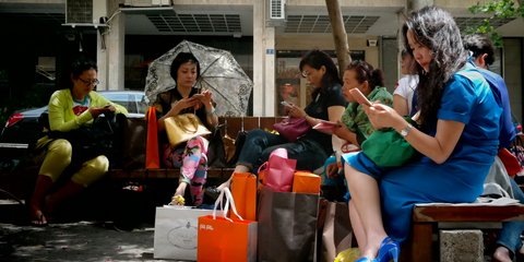 Ψώνια, κινητά και μια ομπρέλα για τον ήλιο... Τουρίστες στο κέντρο της Αθήνας 