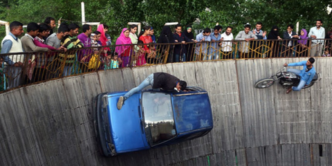 Ο γύρος του θανάτου: Επικίνδυνα κόλπα στην Ινδία