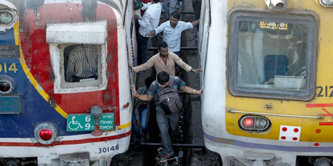 Διασχίζοντας τις γραμμές του τρένου: Η ριψοκίνδυνη καθημερινότητα της Ινδίας