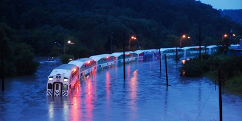 «Υποβρύχιο τρένο» στο Τορόντο: Η σφοδρή καταιγίδα που έπληξε την καναδική πόλη προκάλεσε εκτεταμένες πλημμύρες και «βύθισε» στο σκοτάδι τουλάχιστον 300.000 νοικοκυριά. Ανάμεσα στα... θύματα και το προαστιακό τρένο που ακινητοποιήθηκε από τα λιμνάζοντα νερ