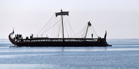 Η τριήρης «Ολυμπιάς» εν πλω για την Μαρίνα Ζέας - Φωτογραφία: Intimenews/ΜΠΑΜΠΟΥΚΟΣ ΓΙΩΡΓΟΣ