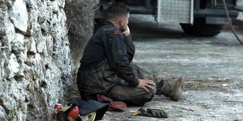 Κούραση και απόγνωση -Εξαντλημένος πυροσβέστης από τη μάχη στην ανατολική Αττική