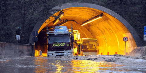 Εικόνες βιβλικής καταστροφής από το πέρασμα του κυκλώνα Κλεοπάτρα στη Σαρδηνία