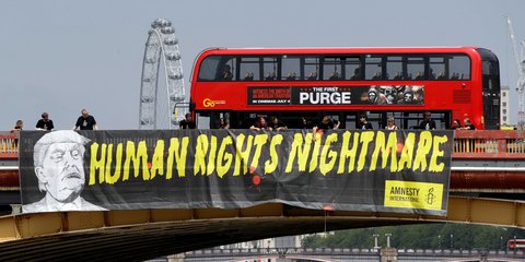 Τραμπ: «Ο εφιάλτης των ανθρωπίνων δικαιωμάτων» - Ετσι υποδέχονται τον πρόεδρο των ΗΠΑ στο Λονδίνο -Φωτογραφία: AP Photo/Luca Bruno