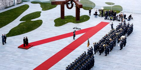 Εντυπωσιακή η υποδοχή του Τσίπρα στην καγκελαρία...