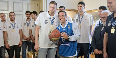 Η πρωταθλήτρια Ευρώπης Εθνική Νέων του Μπάσκετ στο Μέγαρο Μαξίμου!