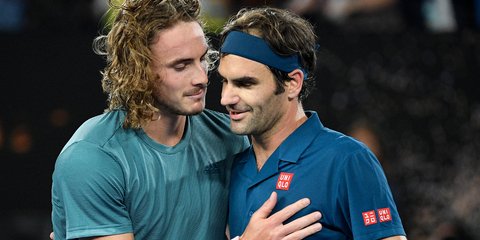  Δικαιωματικά η φωτογραφία της ημέρας: Ο Φέντερερ συγχαίρει τον Τσιτσιπά -Φωτογραφία: AP Photo/Andy Brownbill